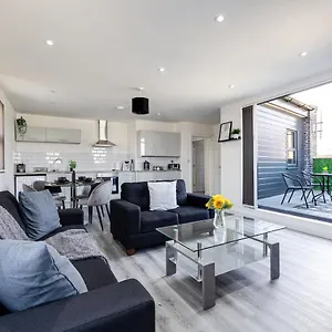 Floor With Private Balcony In Centre By Hass Haus Apartment