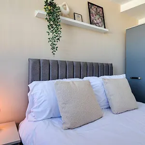 Entire 1 Bed In The Centre Of Apartment